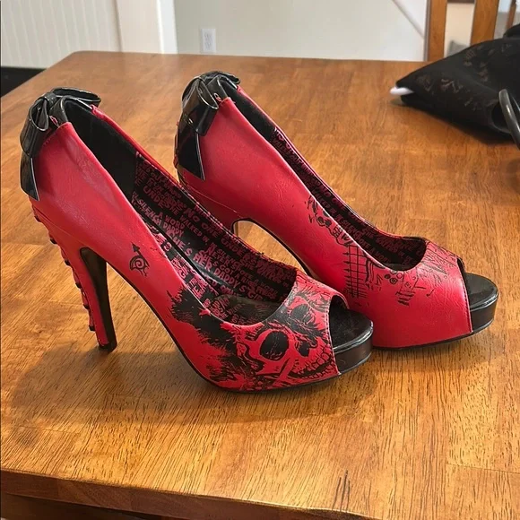 Elegant Red and Black Stiletto Heels - Picture 4 of 6